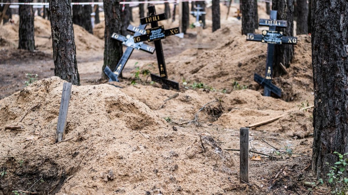 Masové hroby odhalují nové důkazy o ruských zvěrstvech na Ukrajině